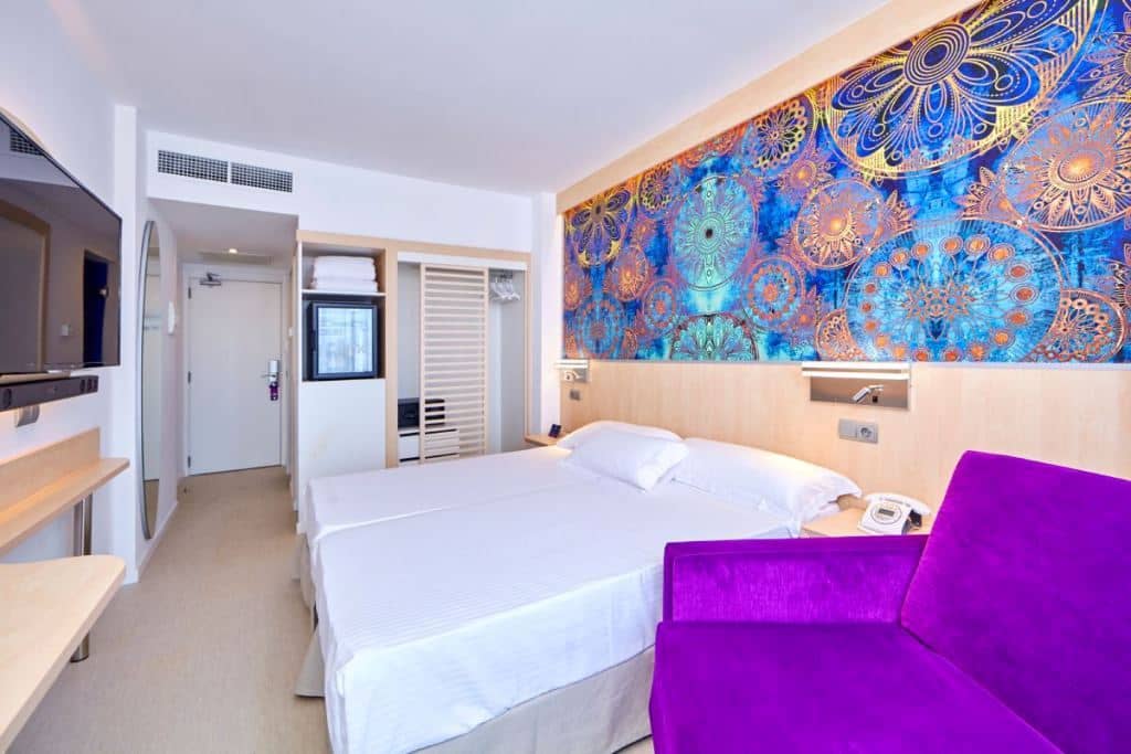 rooms-db--twin-with-balcony-or-terrace