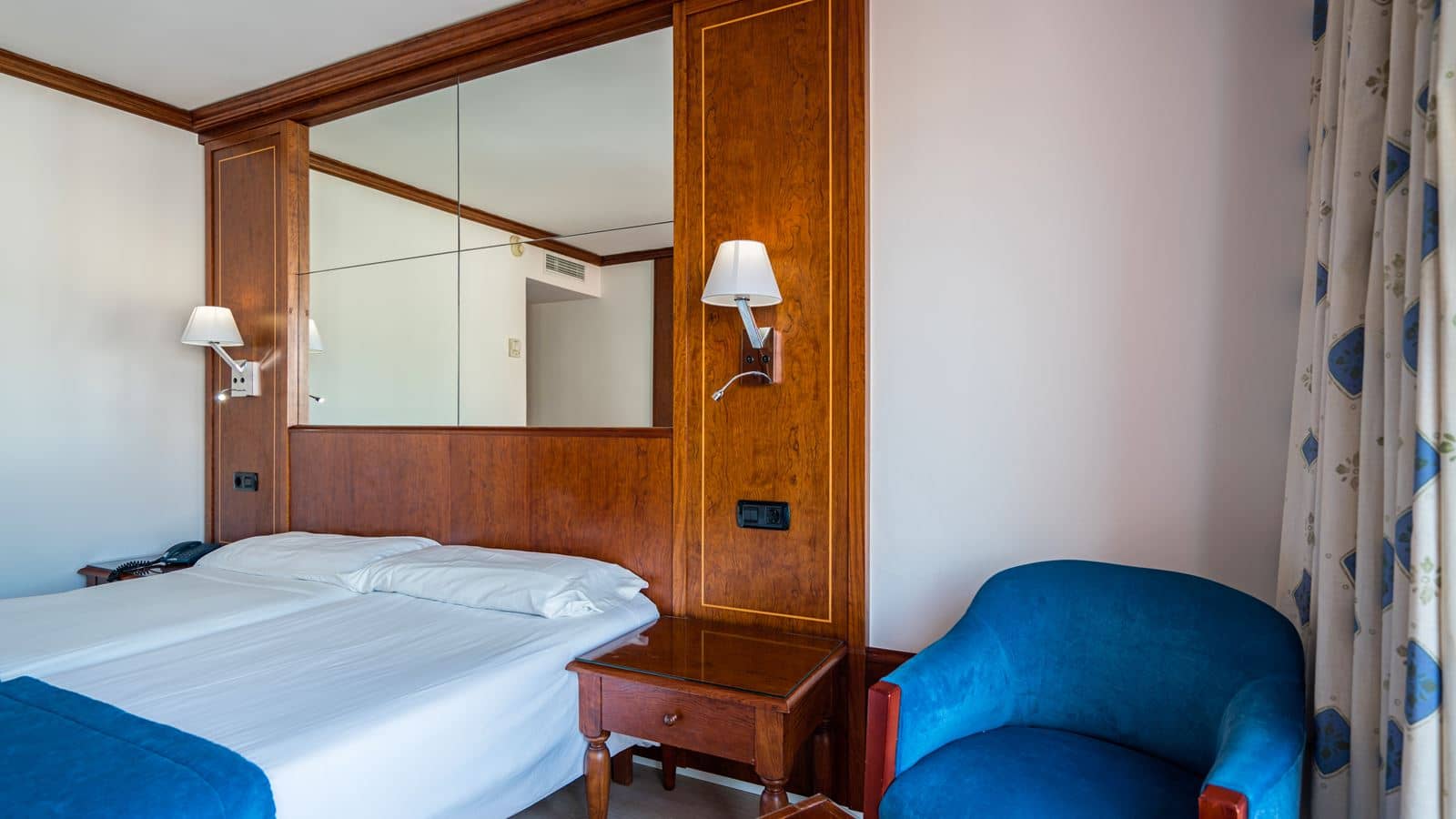 rooms-room-standard-mainbuilding-double-balcony