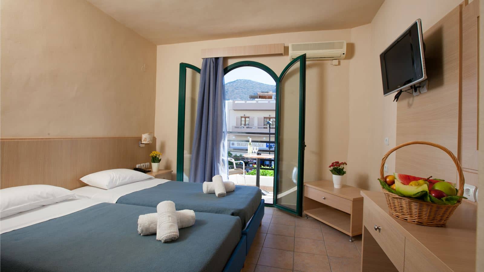 rooms-single-room-pool-view