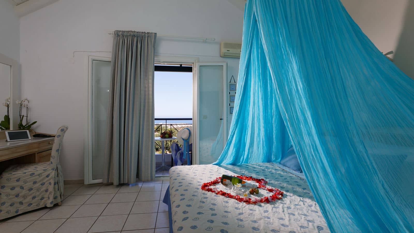 rooms-deluxe-apartment-balcony-or-terrace