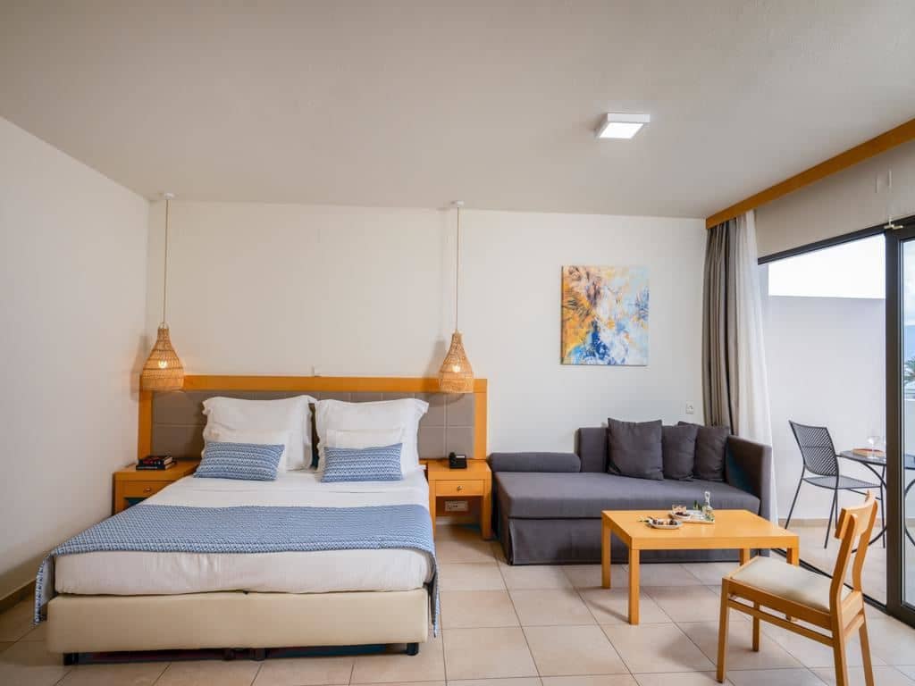 rooms-junior-suite-side-sea-view
