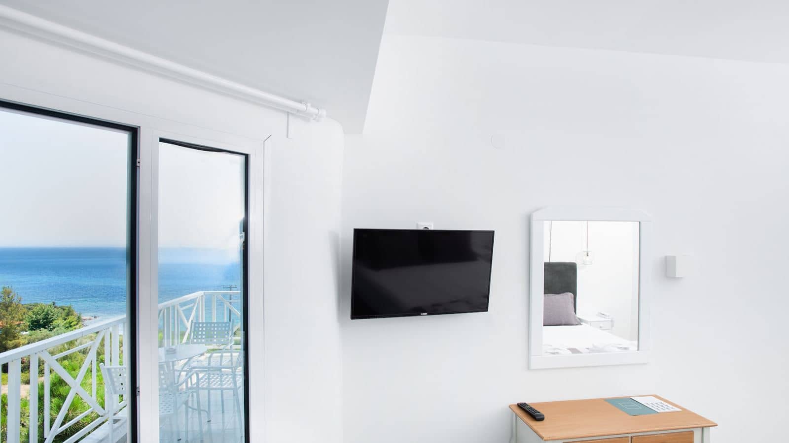 rooms-superior-suite-side-sea-view