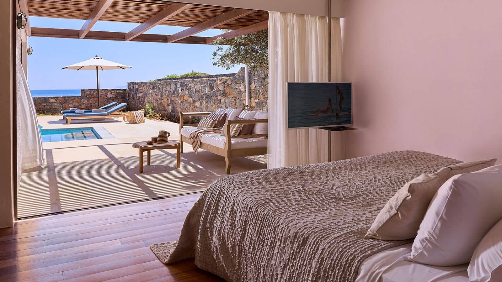 rooms-club-suite-1bdrm-private-pool-seafront-view