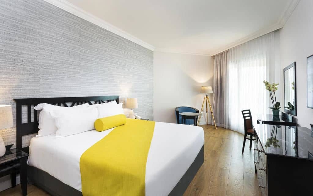 rooms-family-room-balcony