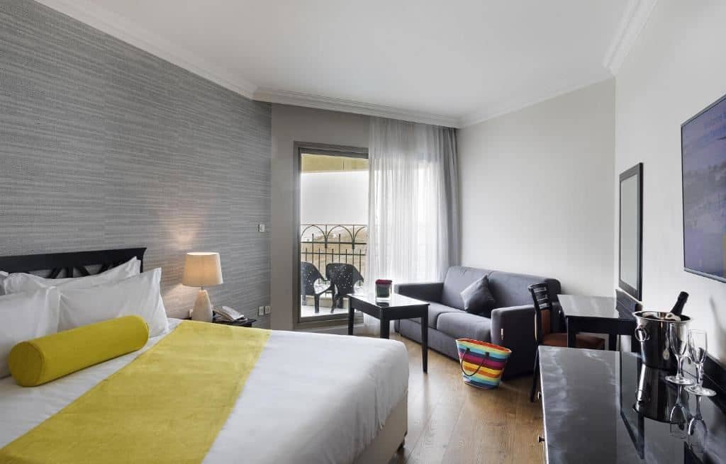 rooms-deluxe-room-balcony