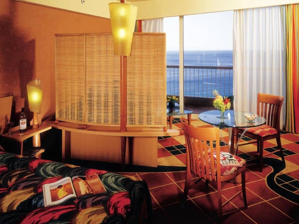 rooms-deluxe-sea--pool-view