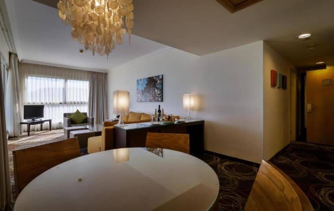 rooms-suite-room-pool-view