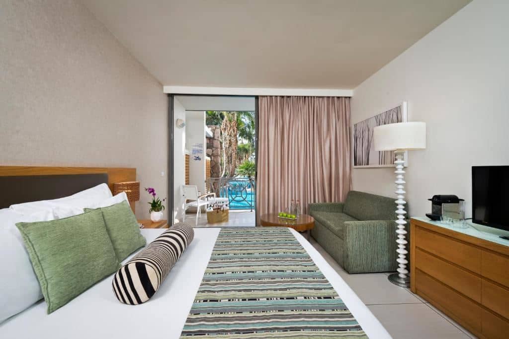 rooms-room-regular-poolview
