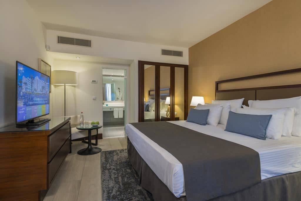 rooms-king-floors-pool-view