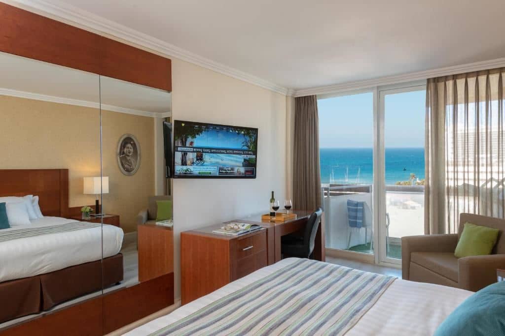 rooms-deluxe-room