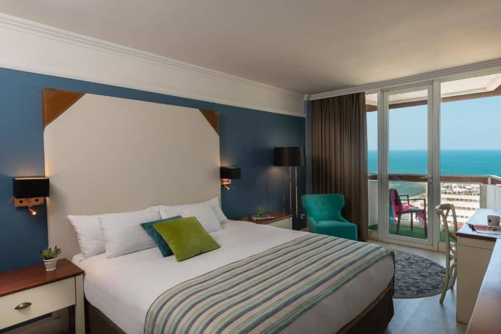 rooms-club-room