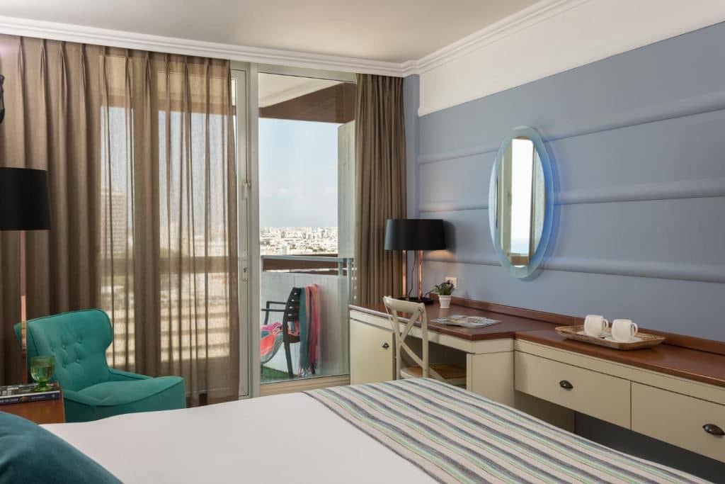 rooms-club-room
