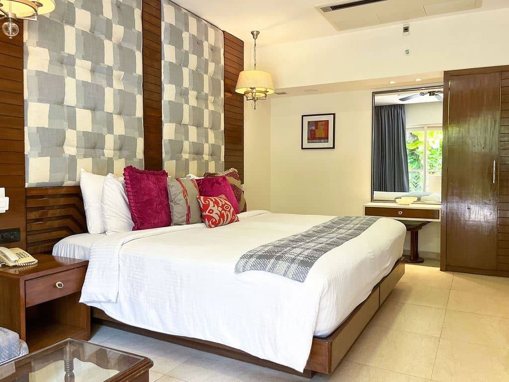 rooms-courtyard-room