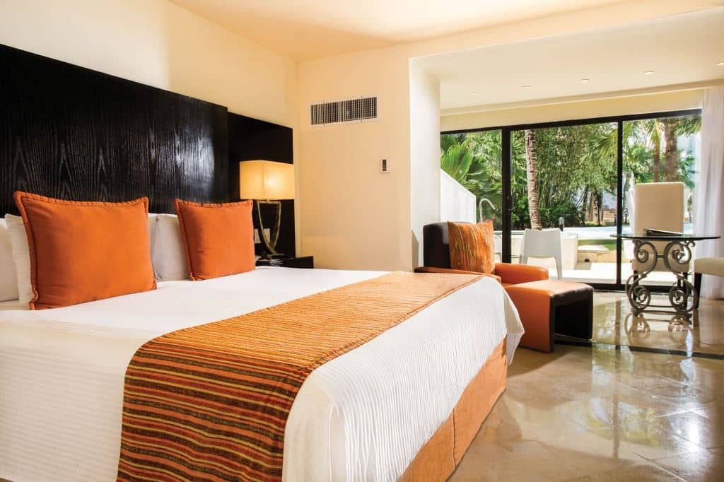 rooms-deluxe-pool-view