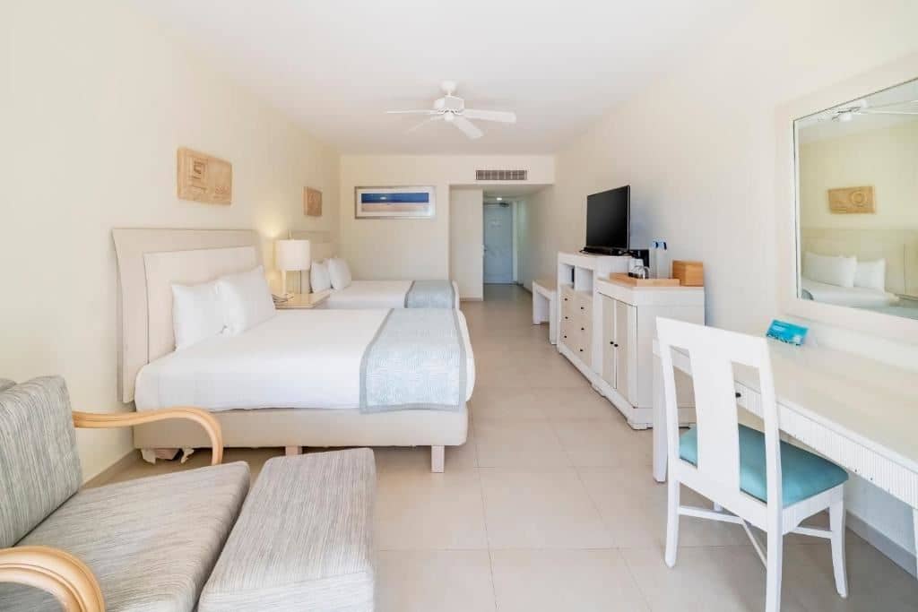 rooms-villa-poolside
