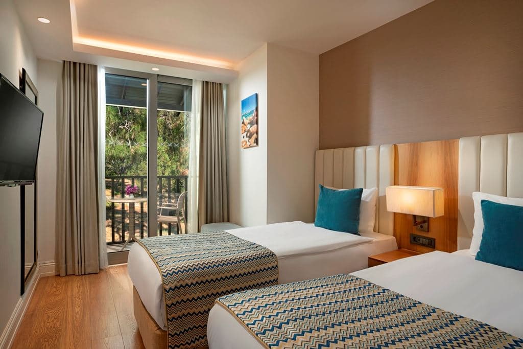rooms-family-room-land-side-type-4