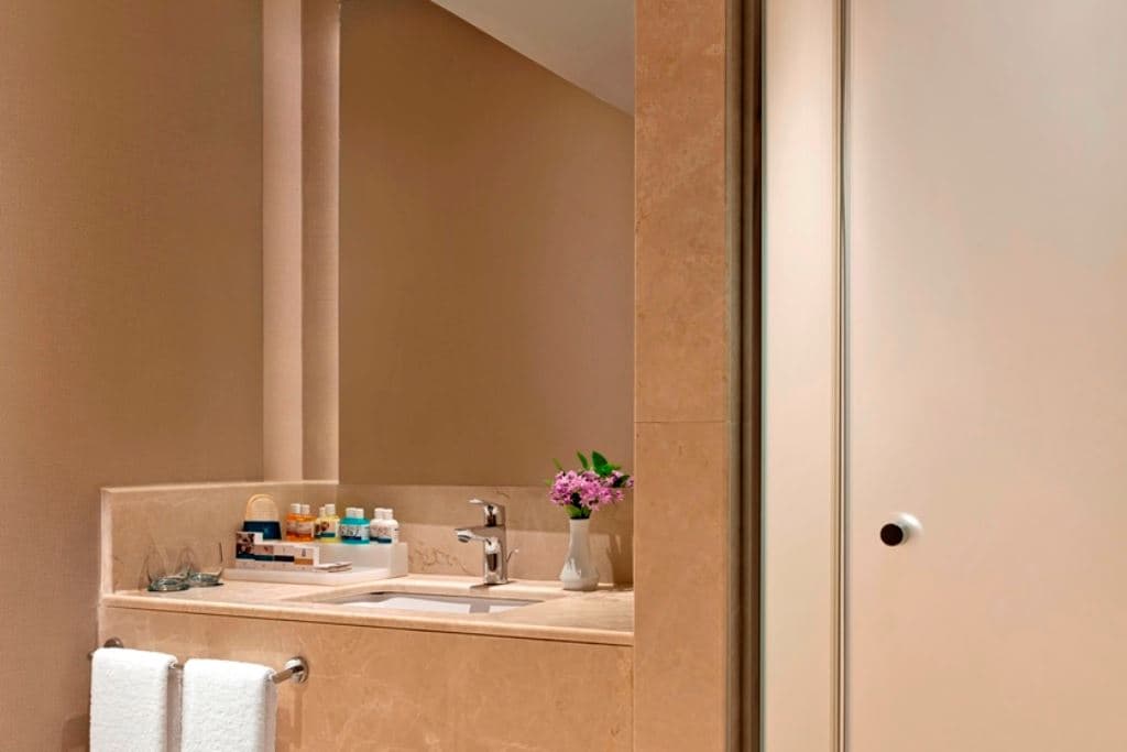 rooms-family-room-land-side-type-4