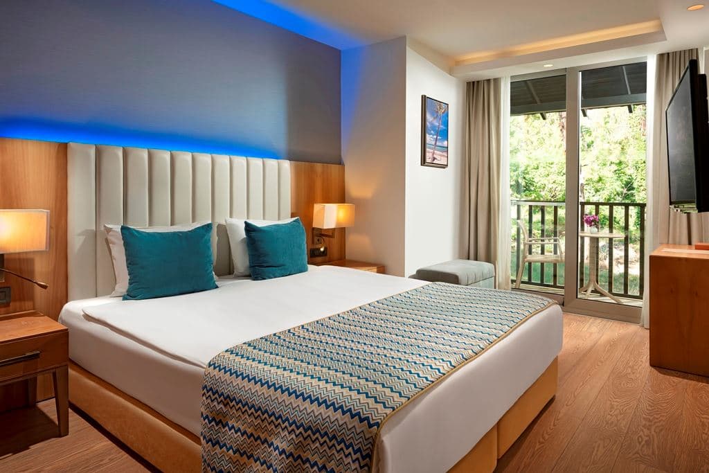 rooms-family-room-land-side-type-4