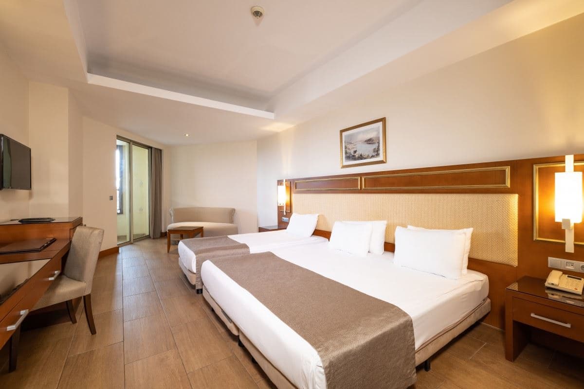 rooms-coral-room