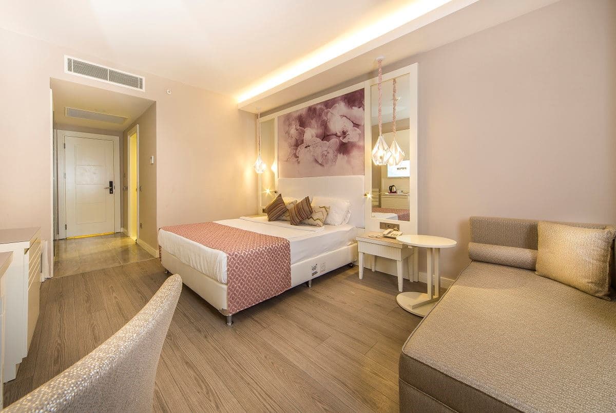 rooms-standard-room-pool-view