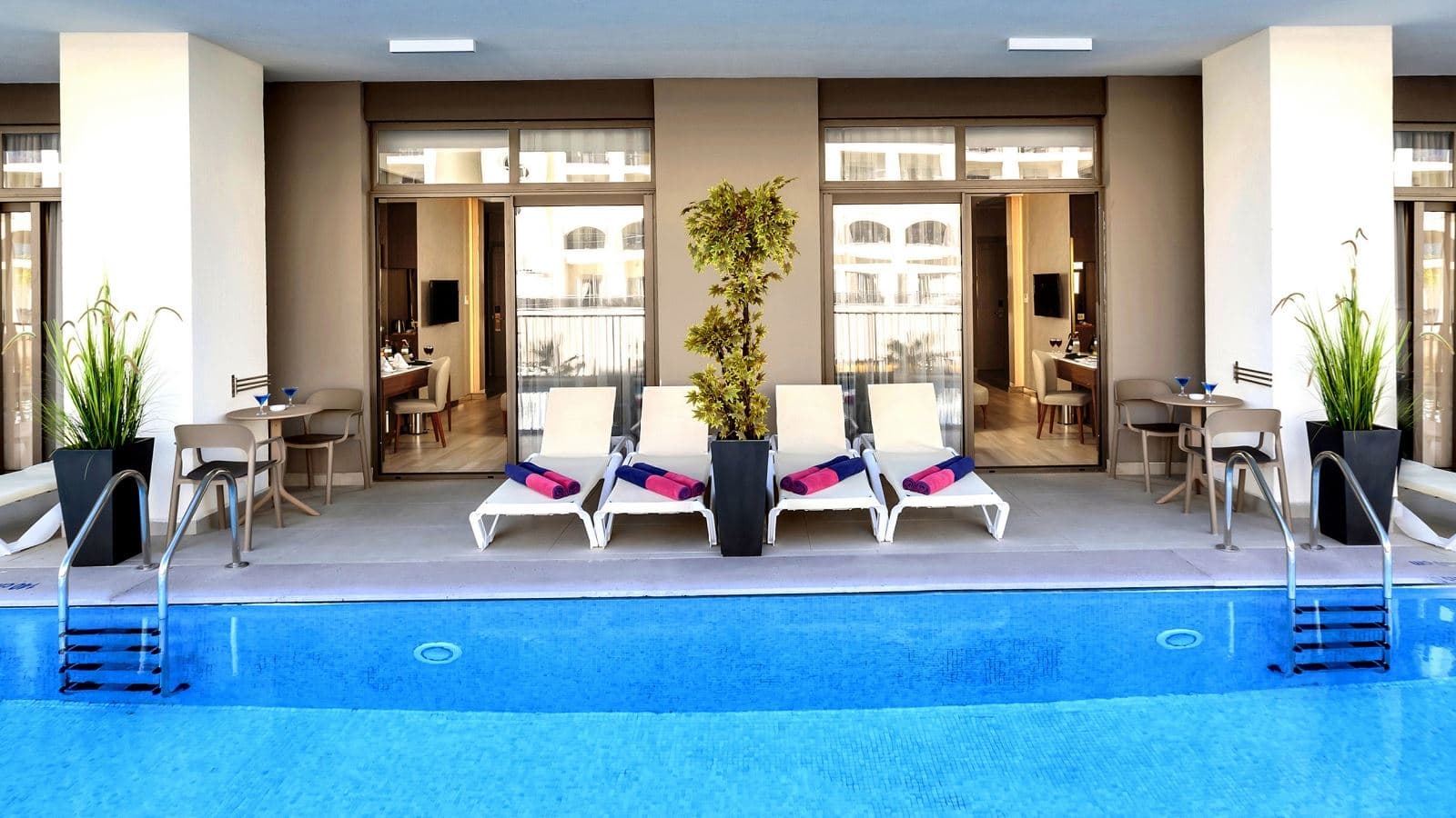 rooms-swim-up-room