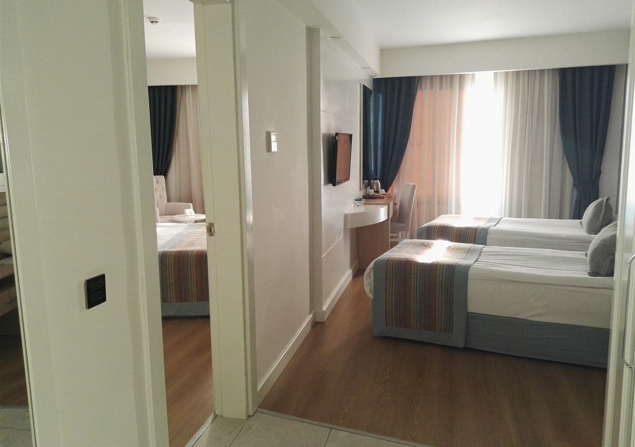 rooms-family-room-land-view