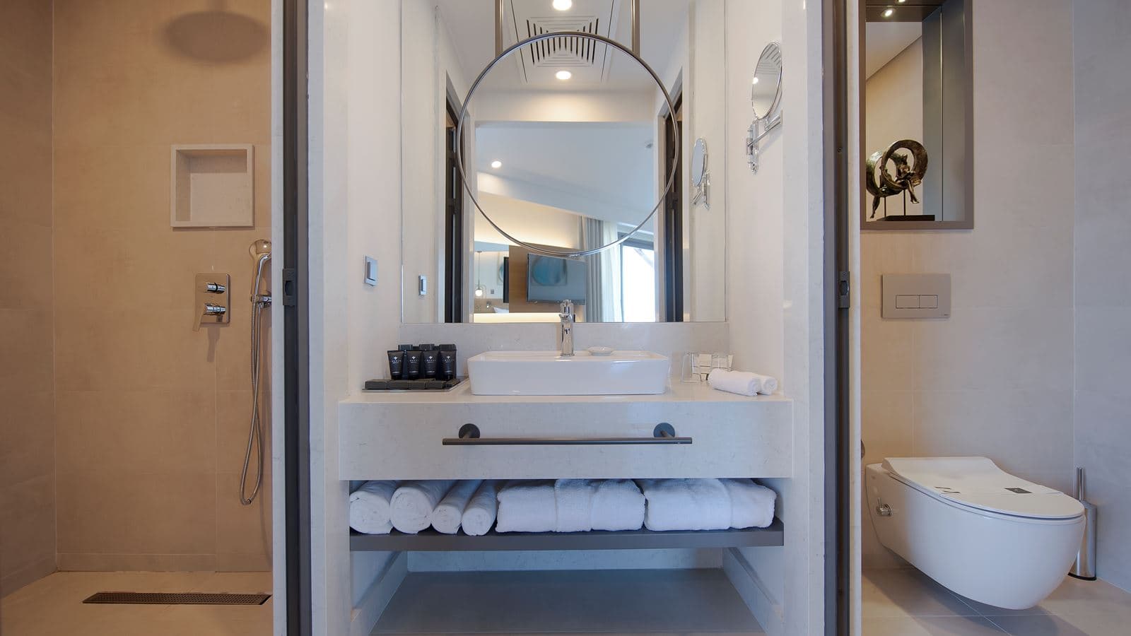 rooms-deluxe-terrace--jakuzzi-room