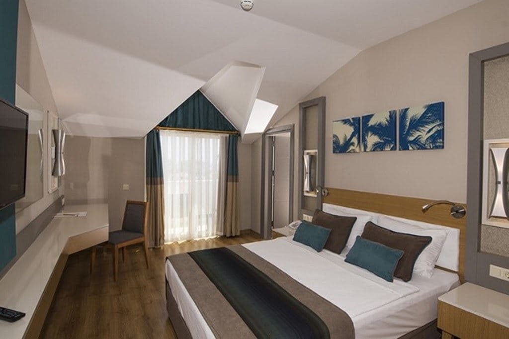 rooms-family-room-pool-view