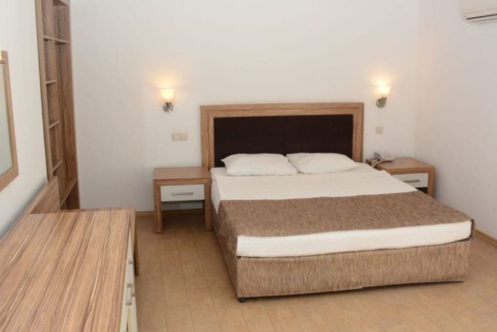 rooms-coral-room