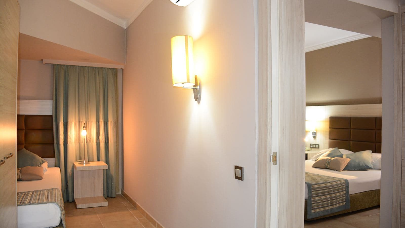rooms-coral-room