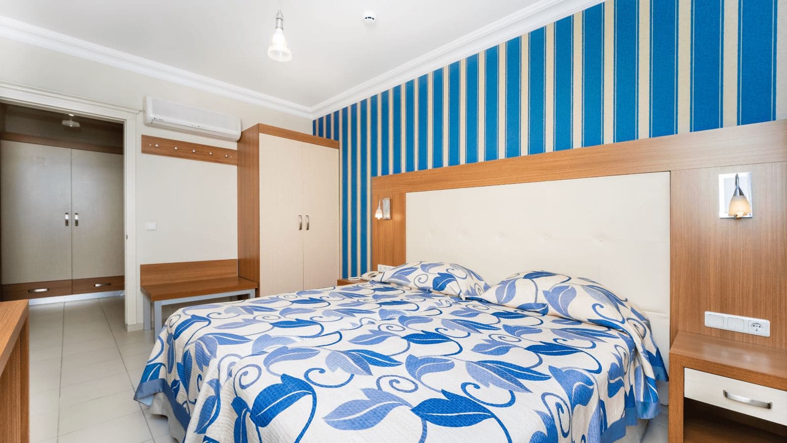 rooms-pool-view-suite-room
