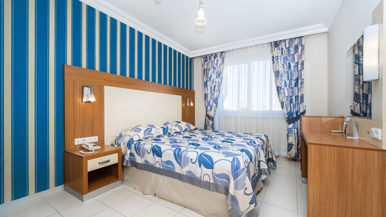 rooms-pool-view-suite-room