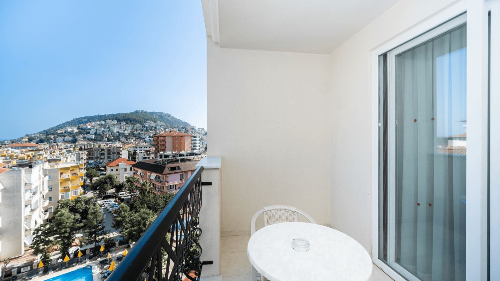 rooms-pool-view-suite-room