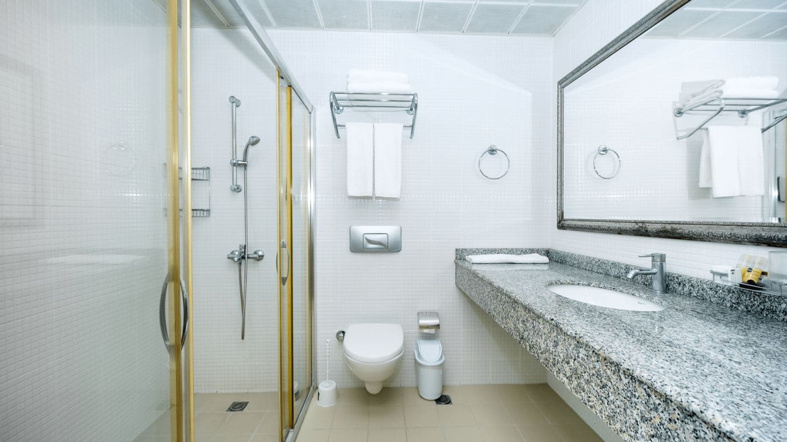 rooms-pool-view-suite-room