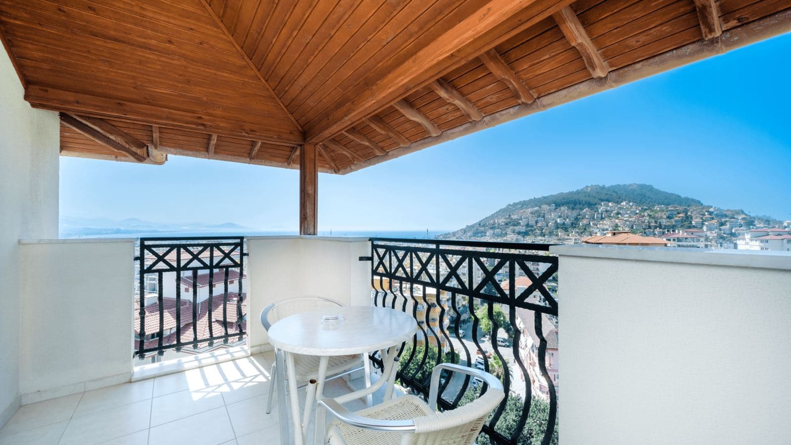 rooms-pool-view-suite-room