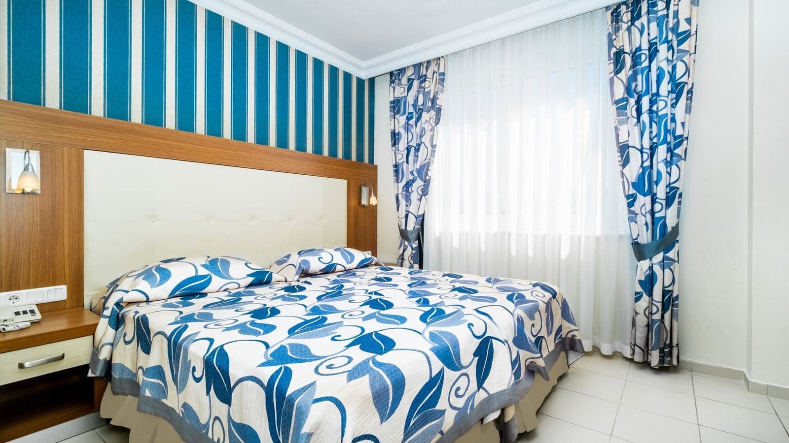 rooms-coral-room