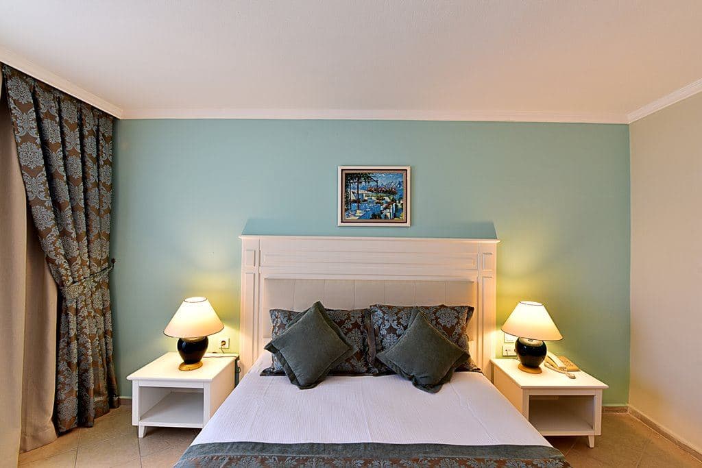 rooms-standard-room-pool-view