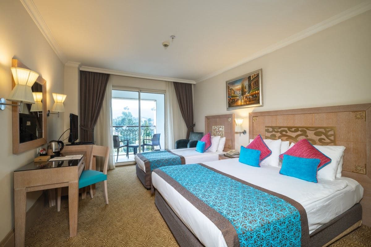 rooms-coral-room