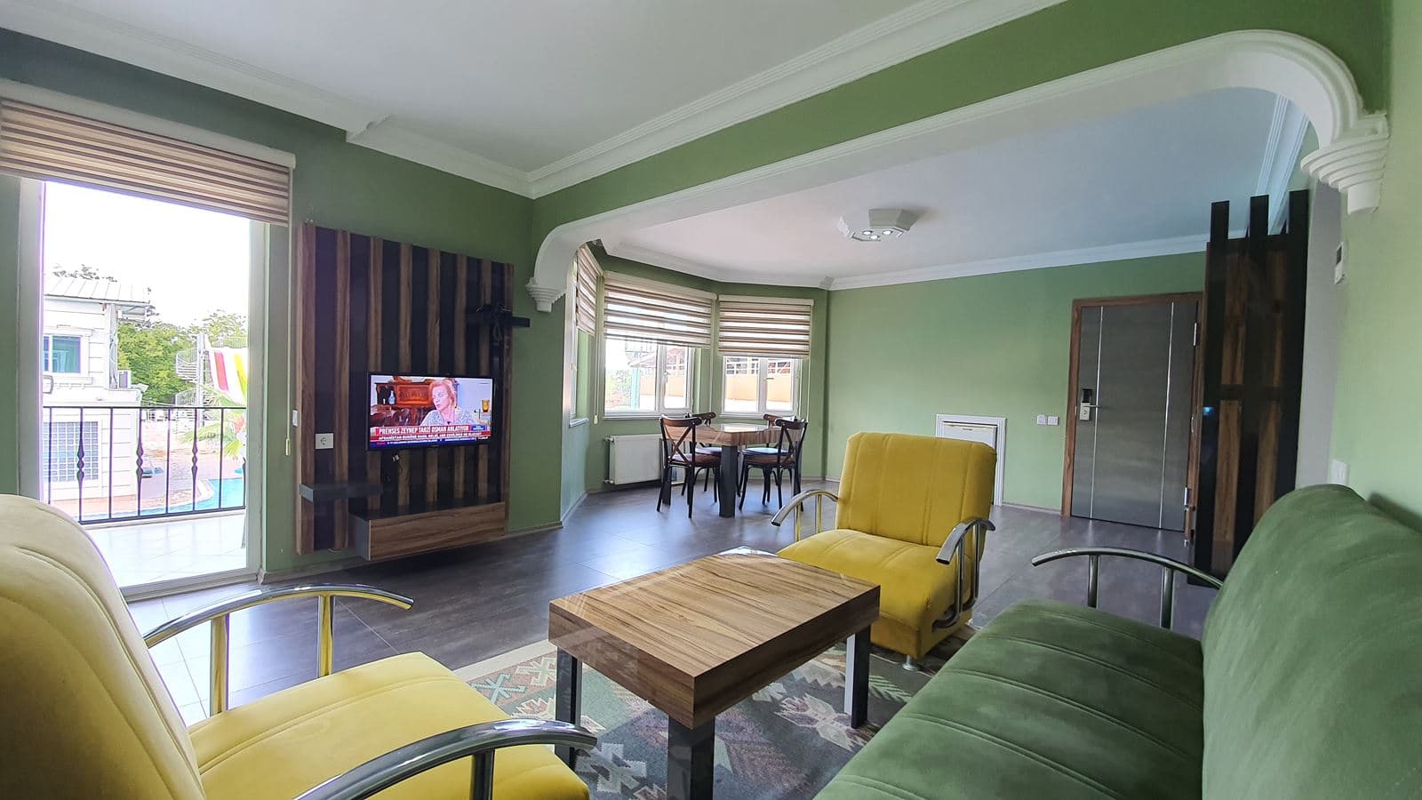 rooms-family-suit