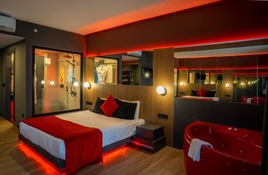 rooms-red-room