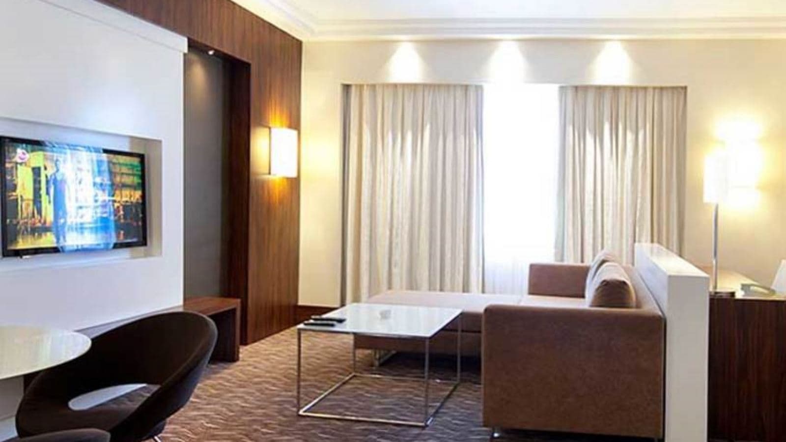 rooms-quenn-suit