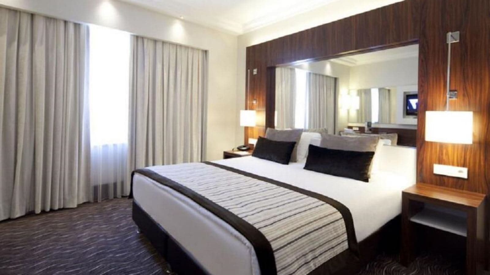 rooms-quenn-suit