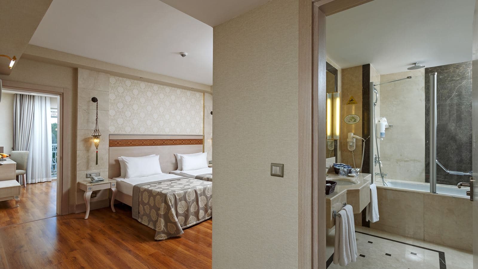 rooms-deluxe-family-room