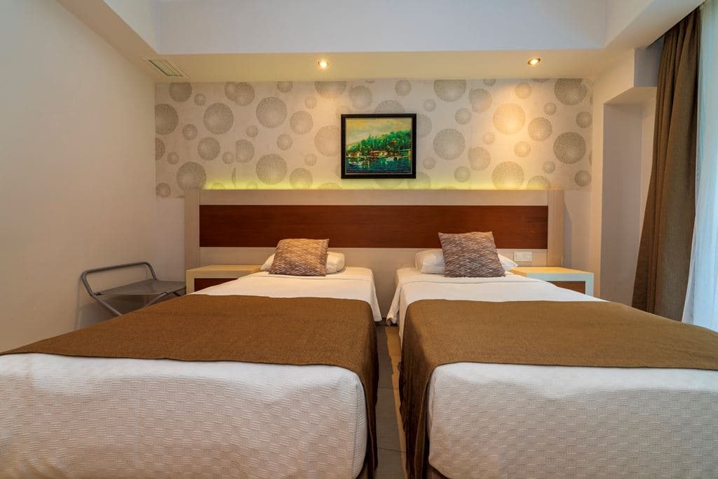 rooms-swimup-room