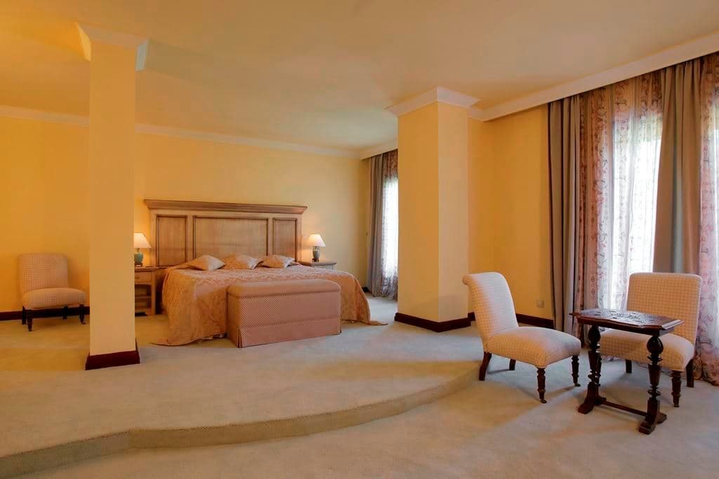 rooms-premium-suit