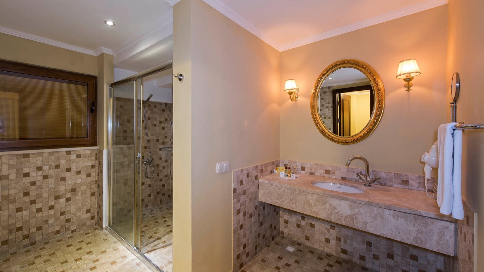 rooms-luxury-suite