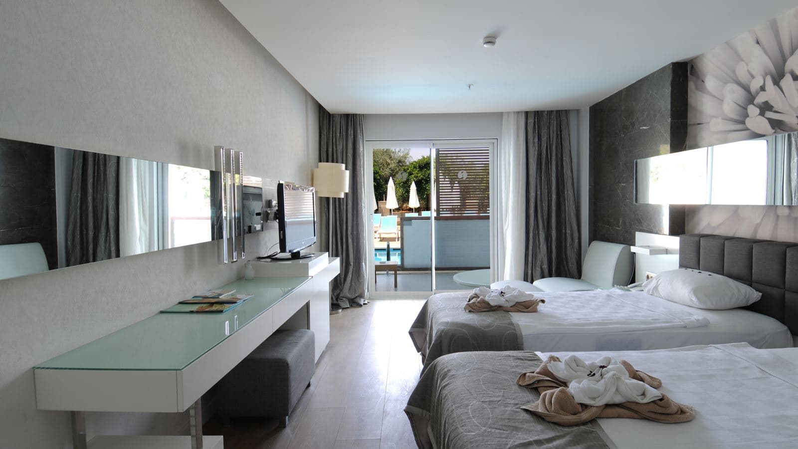 rooms-swim-up-room