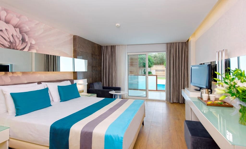 rooms-swim-up-room