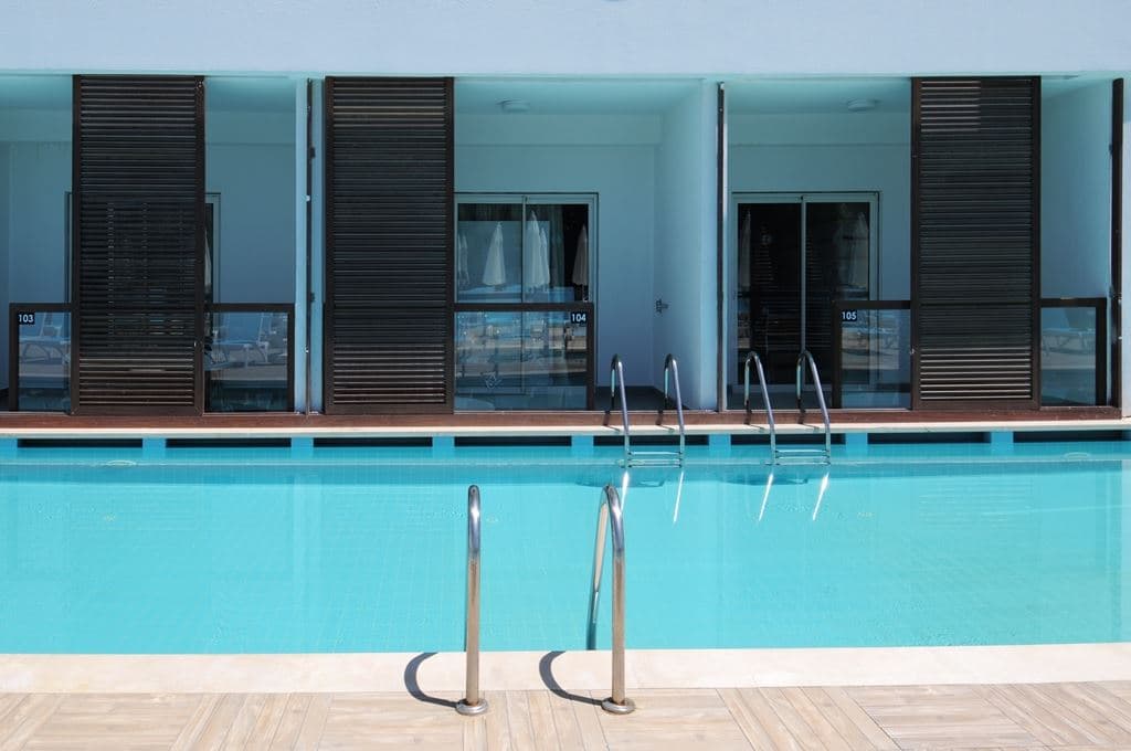 rooms-swim-up-room