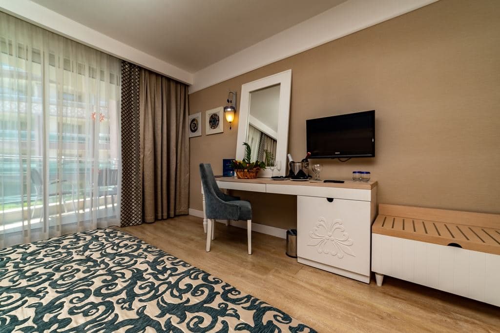 rooms-standard-room-side-sea-view-with-balcony
